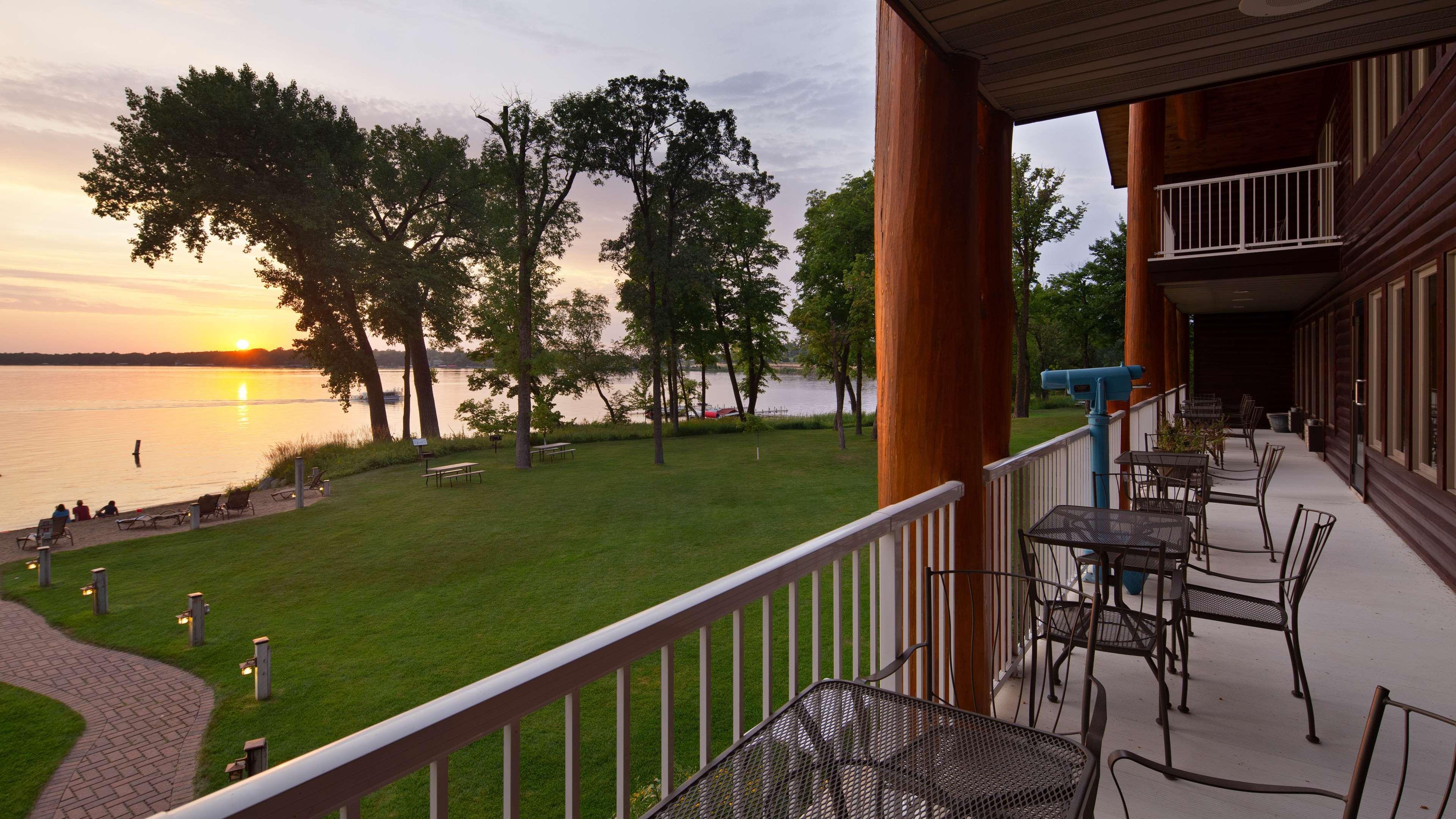 Best Western Premier The Lodge On Lake Detroit Детройт Лейкс Екстериор снимка